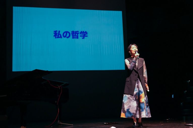 プレゼンをする奥村まみ子